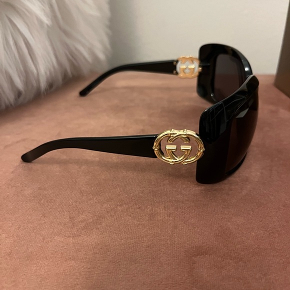 Gucci black w/gold sunglasses. Comes with original case, cleaning cloth and box. - Picture 3 of 7